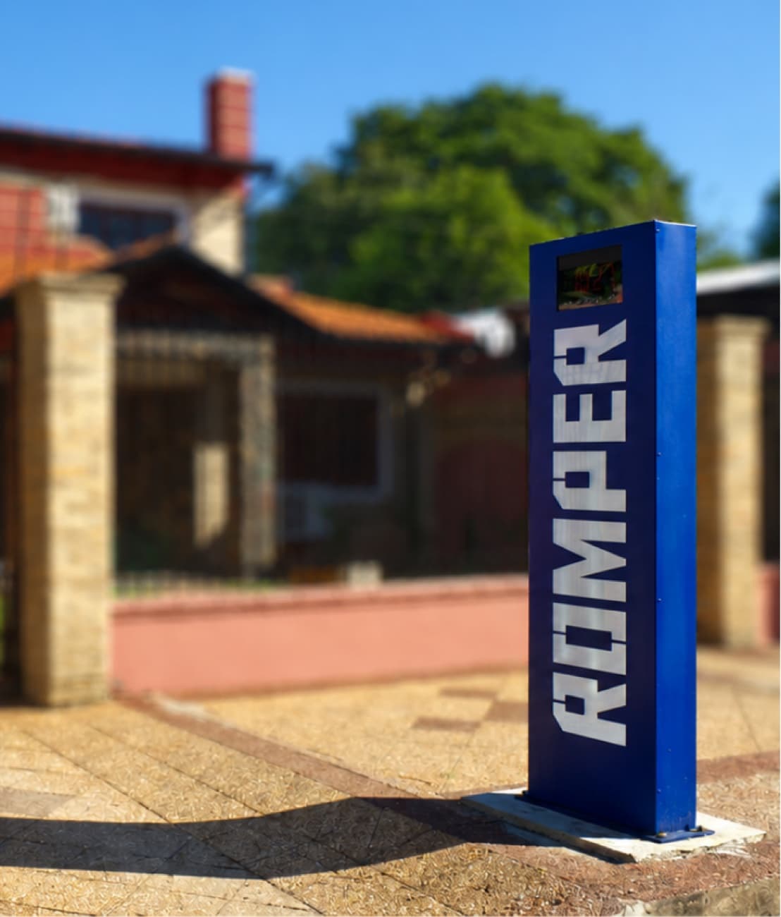 O totem da Romper na entrada da sede, em Mariano Roque Alonso.