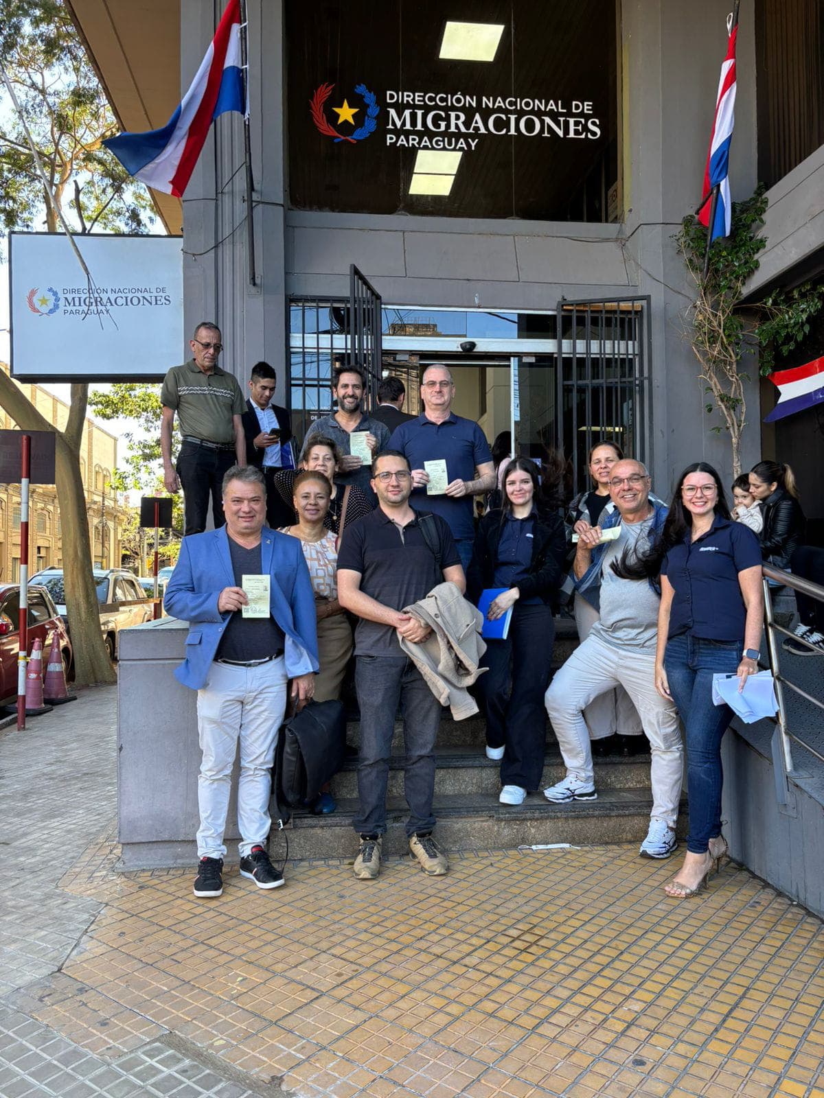 Cliente na porta da Migraciones com a equipe Romper