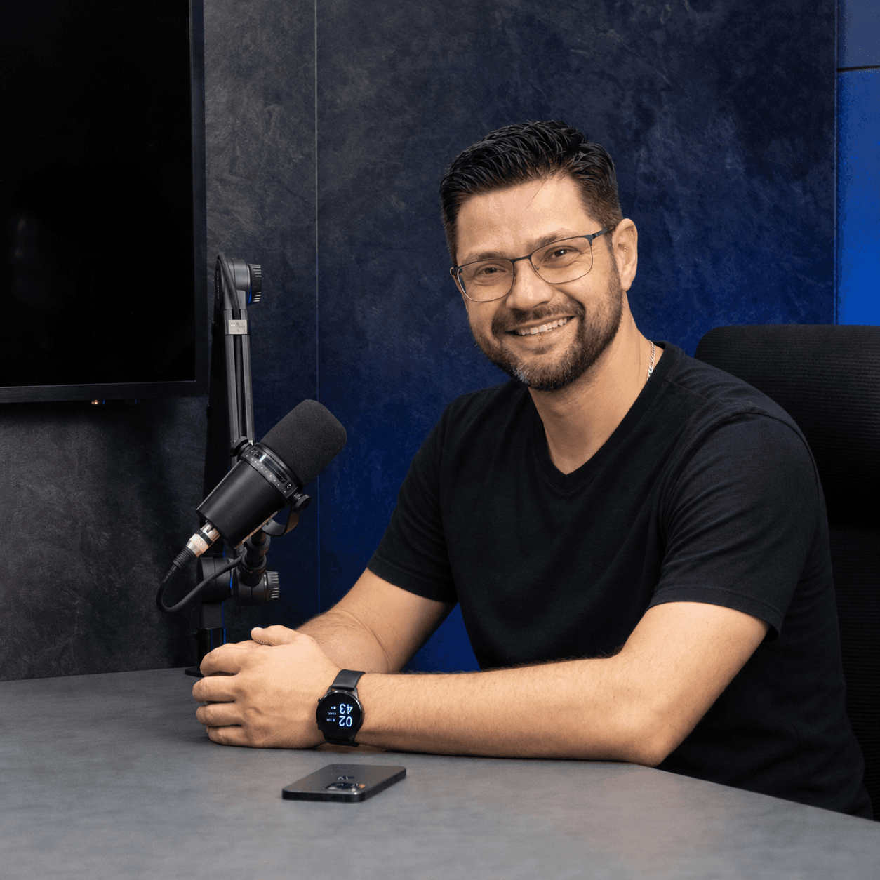 Marlon Rihayem gravando conteúdo no estúdio da Romper