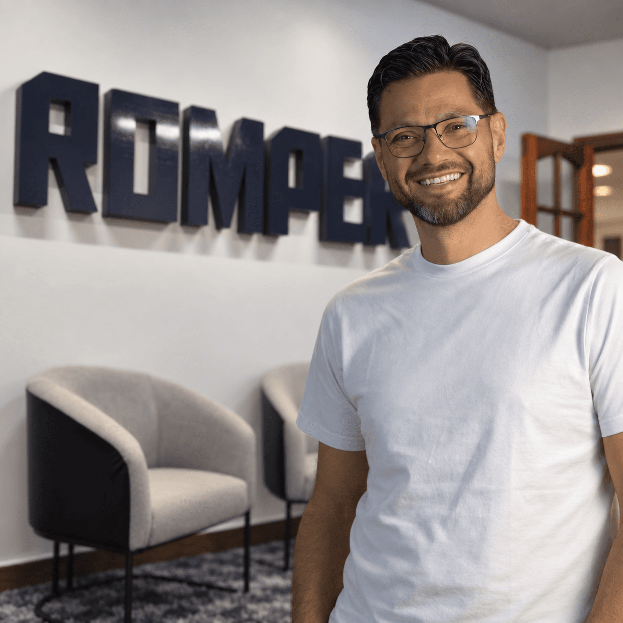 Retrato de Marlon Rihayem, fundador do Grupo Romper, na sede