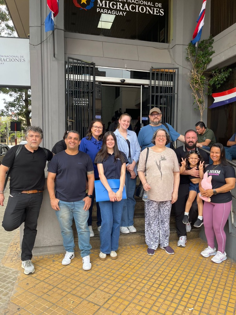 Cliente da Romper com o documento na mão.