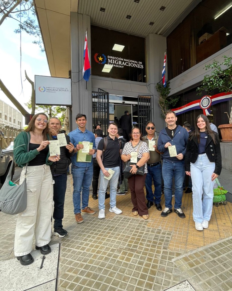 Cliente da Romper com o documento na mão.