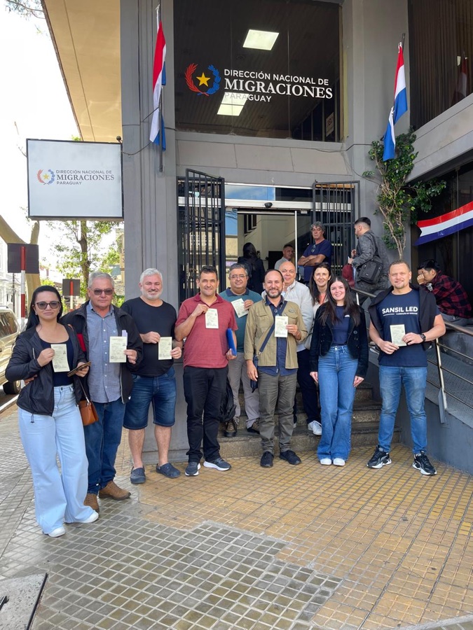 Cliente da Romper com o documento na mão.