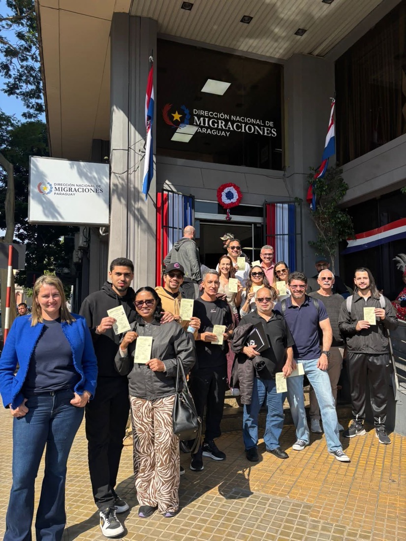 Cliente da Romper com o documento na mão.