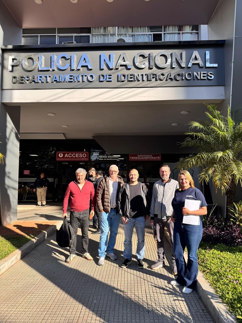 Cliente da Romper com o documento na mão.
